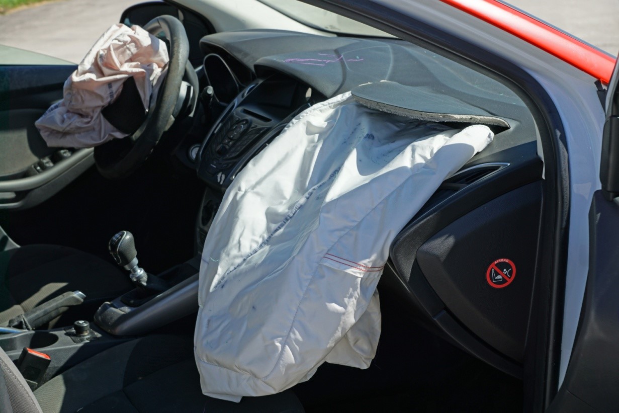 Devido à relação estequiométrica da reação no airbag, a quantidade produzida de gás é tal que precisa escapar para não machucar ninguém